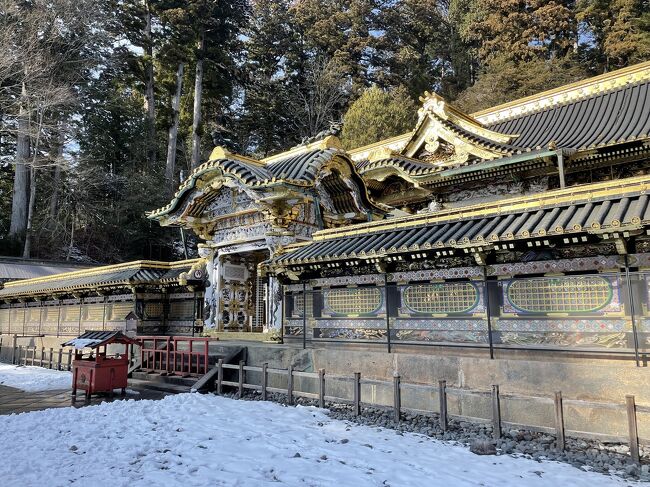 世界遺産の日光二社一寺に行ってきました。前回日光に来た時は、中禅寺湖の方を楽しんで時間が足りなくなったのでリベンジです。ちなみに輪王寺の大猷院は、前回行ったので今回はパス。日光は日帰りだとちょっと時間が足りないですね。<br /><br />国宝「陽明門」が工事中だったのが残念ですが、五重塔の心柱など、通常は見れない場所が見れたのでよしとしましょう。<br /><br />▼訪れた場所<br />・逍遥園<br />・輪王寺宝物殿<br />・輪王寺<br />・日光東照宮<br />・日光二荒山神社<br />・東照宮宝物館<br />・神橋<br /><br />▼食事をした場所<br />・本宮カフェ<br />・上島珈琲<br />・NIKKO RUSKカフェ<br />・日光プリン亭 本店<br />・明治の館 ケーキショップ