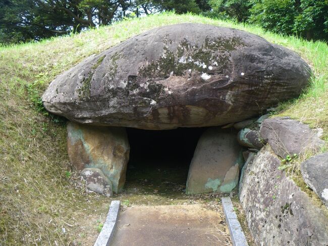 古事記の国生み神話の中で、５番目に生まれた「伊伎島」として記された壱岐島。神々の島とも呼ばれ島内には150社以上も由緒ある神社が点在しており、島全体がパワースポットとも言われています。<br />また、中国の三国志時代に書かれた「魏志倭人伝」にも「一支国」として登場。長崎県にある約450基の古墳のうち約6割にあたる280基が壱岐にある事からも古くから交易の拠点としても栄えていたようです。<br />神社や古墳、城跡、砲台跡まで時代とともに歴史上の重要な拠点としても位置づけられ発展してきた壱岐島の歴史をレンタカーでめぐりました。