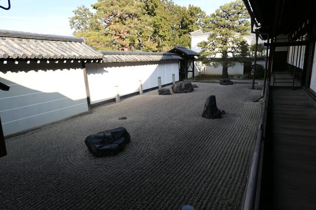 2022年1月8日-10日、冬の京都に行きました♪<br />ホテルライフとグルメ、寺や神社、庭園をたっぷりと楽しんできました♪<br /><br />☆Vol.43　1月9日：京都♪<br />烏丸にある「THE HIRAMATSU 京都」から日帰り観光。<br />南禅寺はどこを歩けばいいのか迷うほど広大な境内。<br />三門を抜けて南禅寺法堂へ。<br />広大な庭園は木々の葉を落としており、<br />とても明るく遠くまで見通せる。<br />南禅寺法堂に厳かに参拝。<br />その後方にある方丈へ。<br />南禅寺の代表する方丈庭園。<br />江戸の枯山水庭園。<br />渡り廊下に広がる傾斜のある表情豊かな庭園。<br />誰もいなく、鳥のさえずり以外は何もない美しい静けさ。<br />心が洗われるような冬の美しい庭園。<br />ゆったりと歩いて眺めて♪