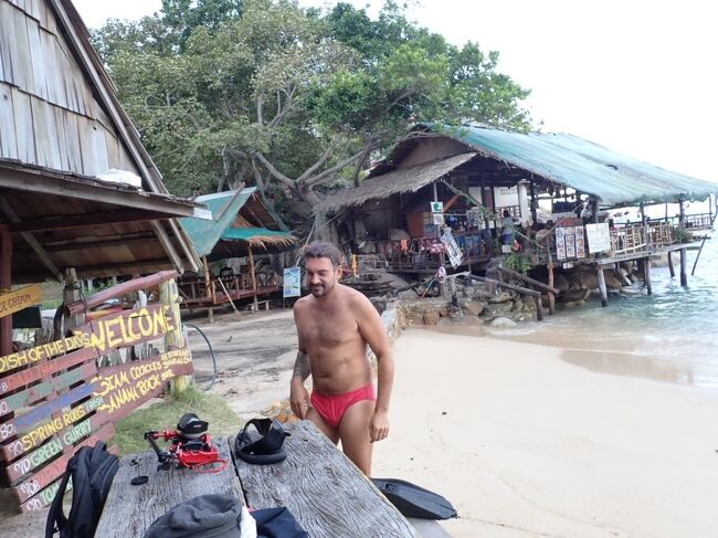 タイです。<br />タイのタオ島9日目、<br />今日は宿やネプツーンのオーナー<br />アンドレに連れられて、<br />Sai Nuan Beachに行く。