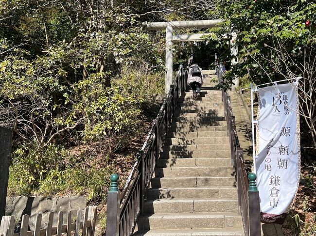 『鎌倉殿の13人』にゆかりの地、鎌倉駅周辺を散策。<br />北条義時や源頼朝の法華堂跡、鎌倉幕府跡(大蔵、宇都宮辻、若宮大路)、鶴岡八幡宮を中心に回りました。<br /><br />鎌倉駅 → 鶴岡八幡宮(二の鳥居、段葛、三の鳥居、旗上弁財天、大銀杏、本殿、若宮、白旗神社)<br /> → 畠山重忠邸址 → 大蔵幕府跡 → 大蔵幕府・西御門跡<br /> → 源頼朝の墓(法華堂跡) → 北条義時法華堂跡<br /> → 三浦義澄のやぐら →大江広元の墓 → 若宮大路幕府跡<br /> → 鎌倉歴史文化交流館(北条氏展)<br />