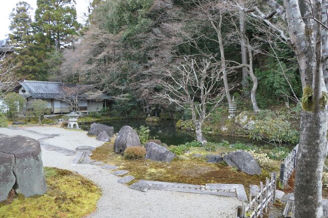 2022年1月8日-10日、冬の京都に行きました♪<br />ホテルライフとグルメ、寺や神社、庭園をたっぷりと楽しんできました♪<br /><br />☆Vol.45　1月9日：京都♪<br />烏丸にある「THE HIRAMATSU 京都」から日帰り観光。<br />南禅寺はどこを歩けばいいのか迷うほど広大な境内。<br />三門を抜けて南禅寺法堂へ。<br />広大な庭園は木々の葉を落としており、<br />とても明るく遠くまで見通せる。<br />南禅寺法堂に厳かに参拝。<br />その後方にある方丈へ。<br />南禅寺の代表する方丈庭園。<br />江戸の枯山水庭園。<br />渡り廊下に広がる傾斜のある表情豊かな庭園。<br />誰もいなく、鳥のさえずり以外は何もない美しい静けさ。<br />心が洗われるような冬の美しい庭園。<br />ゆったりと歩いて眺めて♪