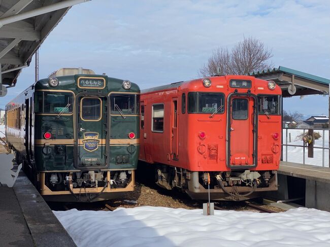 富山の城端線、氷見線を走る<br />観光列車「ベル・モンターニュ・エ・メール」。<br />略して「べるもんた」。<br />ベル・モンターニュ・エ・メールはフランス語で「美しい山と海」。<br />現在は土曜日は城端線、日曜日は氷見線を走っています。<br /><br />土曜日に城端線でちょっと乗ってきます。<br /><br />高岡9:38ー城端10:22　べるもんた51号<br />城端10:43ー高岡11:31　べるもんた52号<br /><br />高岡12:03ー雨晴12:23<br />雨晴12:52ー高岡13:15