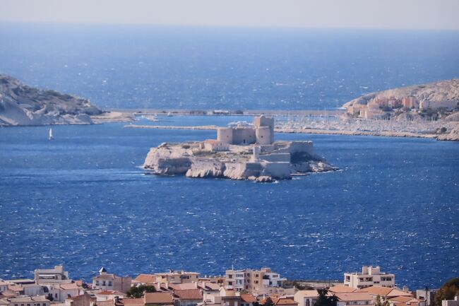 旅も3日目に入り、ここからはプロバンス地方をめぐります。豊かな自然と美しい景色が魅力の地方で、ゴッホ、セザンヌ等多くの画家が愛したところです。マルセイユ、エクス・アン・プロブァンス、アルルを訪れます。<br />