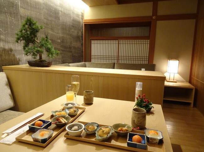 12月にお邪魔したグランドプリンスホテル高輪の中にある旅館「花香路」全16室とこぢんまりとしていて都会にいながら高級旅館にいるような癒しを味わえ、ラウンジ「桜彩」に加え高輪プリンス、新高輪プリンス、さくらタワーと計4つのラウンジもはしご出来るってゆうなんとも楽しいところ。<br />チェックアウトの際にサンクスキャンペーンと称した宿泊費10,000円引きのクーポンをいただき<br />また是非花香路でご利用くださいとお声がけいただいたので…<br />早々に再訪です(* ´ ▽ ` *)<br /><br />東京ベイインターコンチやpier8にも一緒した友人Aを誘ったら行く行くと即レス。<br /><br />クーポンの利用は公式サイトからの予約のみ。日によっては一休で予約とった方が安くなってしまうので…2月上旬の平日、最安値で予約しました。 <br /><br />公式サイトから<br />和室D 2人1室利用 1人あたり26,681円<br />合計金額から10,000円引きなので…<br />1人21,681円で済みました♪<br /><br />宿泊日の1週間ほど前に花香路からお電話いただきました。<br />ネットニュースで見て知ってはいたけれど、グランドプリンス新高輪は帰国者で陰性が確認できた方の待機場所として借り上げられているんだそう。その関係で新高輪のクラブラウンジは利用不可とのこと。<br />それは別にいいのだけど、前回利用時にカクテルタイム以外でもお酒飲めたのは新高輪だけだったよなぁ…と思い出し、そのことを伝えたら確認して折り返してくださって。<br />他のラウンジでも11時以降ならアルコールOK、布がかかっていたり仕舞われていたりしたら、スタッフにお声がけいただければお出しします、と。<br />わーい♪ありがとうございます(* ´ ▽ ` *)