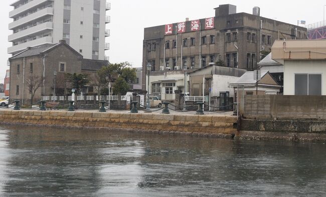 今年は新年早々から<br />良く出歩いているな<br />仕事関連の情報収集ネタ<br />探しを少し兼ねてという<br />言い訳もしながら<br /><br />バスで大阪か<br />JALどこかにの<br />2本勝負で<br />今回は、どこかにマイルで<br />飛びましょ<br /><br />必ず入れるのは宮崎<br />残りは北九州、大阪、高松で<br />プチっ<br />たまには大阪伊丹飛ぶのもいいな<br />大阪城市内一望しての着陸がいい<br />高松は瀬戸内離島とちょっと寄りたい<br />ところがありで<br />そして北九州、大好き小倉、博多と<br />セットもいいし<br /><br />翌日にJAL<br />ハイ、北九州ね<br /><br />初日は北九州着いて<br />黒崎と八幡して小倉泊<br />2日目は天気良し<br />小倉の街歩きするかなでしたが<br />門司港行バスが~<br />反射的に乗っちゃえ!!<br />門司港から下関ツアー<br />3日目は小倉の街歩き<br /><br />今日4日目は雨<br />かつて筑豊からの石炭の<br />積出港で栄えた北九州若松<br />洞海湾沿いに風情ある街並みが<br />残る<br />雨の若松へ行きましょ編<br />