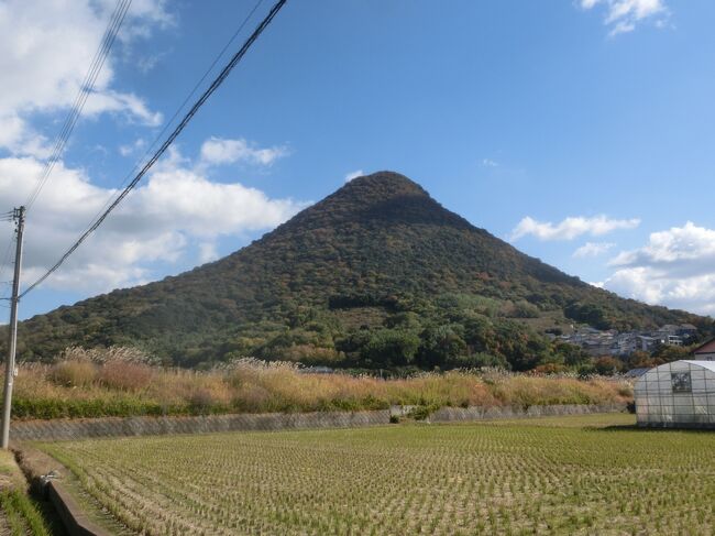 2021年11月末の週末は、四国遠征です。<br />四国に来るのは４回目。過去に愛媛県に１回、今回で香川県に来るのは3度目です。<br />最初の香川県訪問時は栗林公園など高松観光。二度目はアートな島、直島を訪れました。今回は、まず丸亀に来てみました。「現存12天守」の一つである丸亀城訪問が主目的なのですが、まずは飯野山(讃岐富士)を登りました。<br />飯野山は讃岐富士と呼ばれる通り、富士山的な美しいフォルムの山です。先日の開聞岳(薩摩富士)、榛名冨士、に続くxx冨士シリーズ(？)ですかね。登りは、階段の多いルートを選択しました。眺望はほとんどなく、標高422mの低山をひたすら登りました。下りのルートは緩い坂。このルートは、眺望が良く眺めを楽しみながら下りました。<br />そして、昼食で肉うどん。さすがうどん県、美味しかったです。<br />