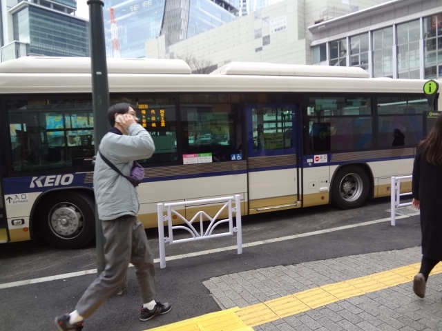　都交通局　バス路線図を見てたら「渋谷－方南町－阿佐ヶ谷」　渋66　を見つけました。<br />　”長距離路線”　”渋谷ハチ公前から　発車”　”京王バスとの共同運行”　面白そうなので　乗車してみることにしました。<br />　想定外--　京王バスには　都バス１日乗車券では　乗れない（追加料金必要）　次の都営バスは３０分後<br />　友人との待ち合わせあるので　吉祥寺駅まで京王電車に行くことになりました<br />。<br />　　三田－渋谷　田87系統<br /><br />　　（当初計画）　渋谷－阿佐ヶ谷　都営バス・阿佐ヶ谷－吉祥寺　JR中央線<br />　　（変更）　　渋谷－吉祥寺　京王/井の頭線　<br /><br />★昼食　吉祥寺アトレ　”牛タン　利久”