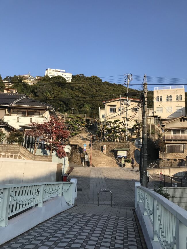 古い家屋のリノベーションが盛んな尾道<br /><br />「引越しもリフォームさえも難しい」と地元の方がおっしゃる車の入れない狭い坂道や階段<br />住宅街に当たり前にある立派なお寺<br />天候や時間の影響を受ける渡し船<br /><br />建物を楽しみながら山の中腹の住宅街を散策、マイ仏を作り、渡し船に乗りました<br />非凡な日常はテーマパークのようでした<br /><br /><br />