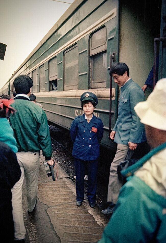 1989年の追想、つづきです。<br /><br />　上海から蘇州へ汽車で移動します。<br /><br />相変わらず、33年物の熟成ネガなのでちょいと錆びついていますが悪しからず。m(_ _)m