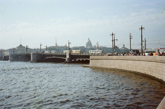 私の6回目の海外旅行は1982年のソ連（まだソ連でした）。<br />一般的な旅行先ではなかったかもしれません。父と叔父が二回ほどソ連に旅行したことがありました。映画『チャイコフスキー』や『罪と罰』に連れていかれたので、父はロシアに興味があったのかもしれません。私自身もロシア文学や音楽へのあこがれがありました。モスクワオリンピックをボイコットした翌年くらいのことでした。<br /><br />ツアーの主催は、新宿のロシア料理店の女主人で若い店員の研修を兼ねていたようでした。女主人の身内のソ連に留学した若い男性が添乗員でグルメをうたった一週間ほどの旅でした。参加者は10人ちょっとだったでしょうか。私は前年のロマンチック街道のツアーで知り合った同年代の女性と参加しました。ほかにはグルメなおじさん二人組（途中でグルメの旅ではなく粗末だ文句をいっていた）とか、一人旅の人とか、女店主の知人とかがいたように思います。<br /><br />モスクワには2，3日滞在しオリンピック用に建てられた新しい大きいホテルに泊まり市内観光。赤の広場、名高い地下鉄などに行きました。<br />夜行列車でレニングラード（当時）に移動。<br />レニングラードではエルミタージュ美術館、郊外の夏の宮殿やエカテリーナ宮殿などに行きました。帝政ロシア時代の華やかさがありました。<br />忘れられないのは、添乗員が留学時代の友達のアパートに私たち二人を連れて行ってくれたことでした。夜の外出は規制されていた中、友人の車で移動。ちょっとスリリングな体験でした。<br /><br />日にちを入れないとアップできないのですが、覚えているはずはなく、適当な日にちを入れています。あしからずご了承ください。