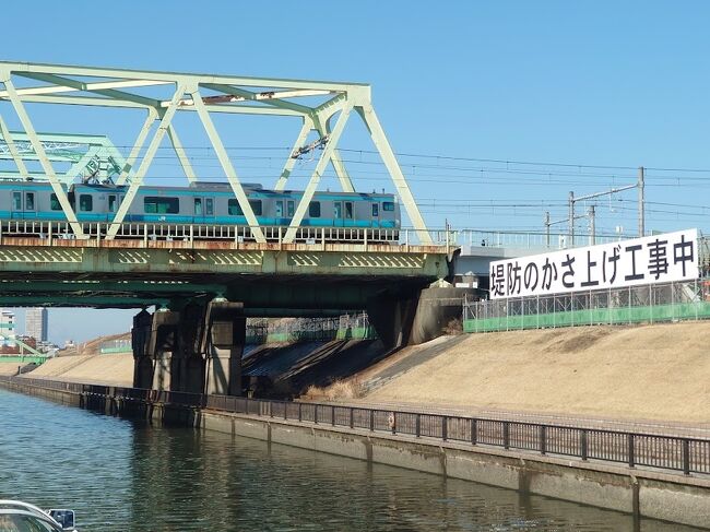 秘境探検の続きのクルーズ旅行記。<br /><br />前回は隅田川の文明の地で果てである千住大橋(家康が作った隅田川最上流の橋で、これより先はどうでもいいと思っていたに違いない。)で折り返し、都心の秘境探検が主であったが、今回は特殊船で千住大橋を越えて未開の地に入り、新河岸川のもうこれ以上は危険という上流まで遡り、折り返して岩淵水門まで戻ってから、水門を抜けて荒川に入り、一気に下って文明の地、お台場を目指す。・・・スリルとサスペンスに溢れるコースである。<br /><br />表紙は京浜東北線の新河岸川橋梁。工事の内容がビジュアル的にも文書的にも大変分かりやすい。未開の土地での日本語の普及に尽力している当局の苦労がしのばれる。・・・