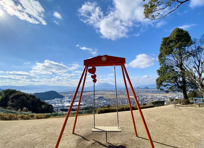 鹿児島の霧島市国分に京都から引っ越して3年ちょっとになりました。<br /><br />近くには桜島が綺麗に見える海浜公園があり、春から秋にはそちらを訪れることが多いですが、韓国岳に冠雪が見られるような日には、我が家から歩いて往復2時間の小山(隼人城のあった山)にある国分城山公園を訪れることもあります。桜の頃には花見客で賑わいます。<br /><br />ほとんどは車で来られますが、勾配が急で負荷のかかるコチラは、日頃のトレーニングにもちょうど良い距離感なので、今回も歩いて登ってきました。<br /><br />好天時には錦江湾と桜島の風景も良いですが、反対側に進むと霧島連山の姿も見られるので気に入っています。観覧車やゴーカートもあり家族連れで遊びに来る人も多い公園です。<br /><br />下山してからは、国分高等学校近くの万膳酒店に寄りました。こだわりの酒店なので全国の珍しいお酒や、話題の酒などが手に入ります。ワインや焼酎もあります。<br /><br />動画風にまとめてみました(3分30秒)<br />https://youtu.be/SasVtcYDDgw<br /><br />桜の時期(2022.3.25)はコチラ<br />https://youtu.be/5taRV3pddGQ