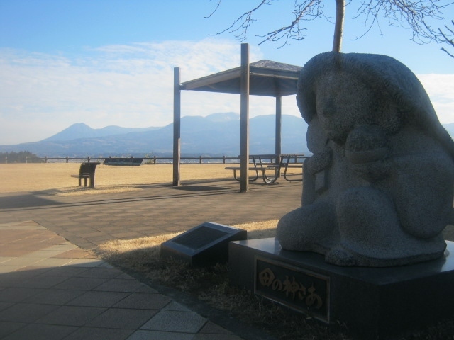SUNQパス旅程の九州旅の二日目の様子を引き続き綴らせて頂きます。<br /><br />知覧と二回の桜島訪問を終えて、本旅においては一番充実した観光を楽しむことが出来た鹿児島県を後に、宮崎県域へと突入します。<br /><br />そもそも、本当は知覧見物後に急いで熊本行きに乗車し、人吉ICで宮崎行きに乗りカエルて、えびのIC入りを果たした後、もう一度熊本行きに乗ろうか、ともかんガエルたのですが、乗りカエルがうまくいかないタイムスケジュールで、翌朝は天草訪問のため、絶対始発に乗りたくて、宮崎県域を踏んでから熊本に同日中にとうちゃこするためにはどうすれば良いか、色々悩んだ末に辿り着いた答えが、鹿児島から福岡行きの高速バスに乗車する、という離れ業でした。<br /><br />これに乗れば、一回目の休憩がえびのパーキングエリアということで、この休憩で宮崎県域が踏めるではないですか、うーん、素晴らしい!!!<br /><br />という訳で、またまた胡散臭い令和版国盗りが九州島内では佐賀県に次いで実施されてしまうことになります。九州では鹿児島県に次ぐ面積を誇る宮崎県の令和初訪問。こんなちょっとだけで終わらせてしまってごめんなさ~い(-_-;)。<br /><br />(表紙:えびのパーキングエリア上り線にいらっしゃる田の神さあと霧島連山の遠景)<br />