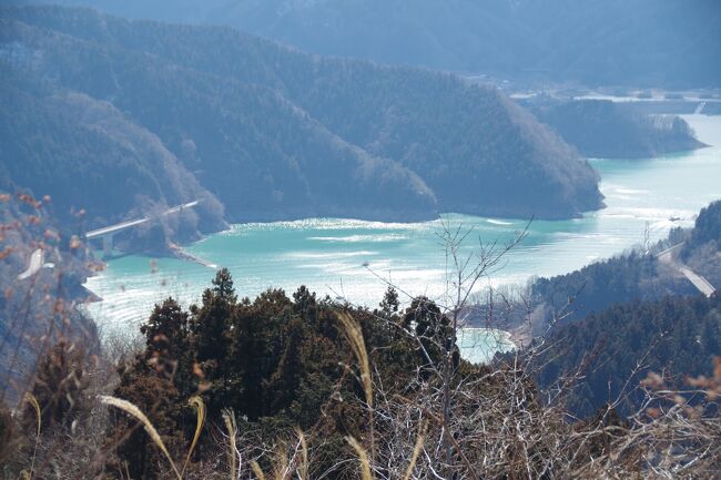 休日の２月23日、京王相模原線で橋本へ行き、神奈中バスで「峯の薬師入口」で下車。相模原市の津久井湖畔の高台より歩き始めました。<br />良い天気で、津久井湖は素晴らしい景色でした。旧津久井町の道をモニュメント等を見物しながら歩きました。<br />串川より宮ヶ瀬湖沿いの南山を登り始めました。林道や登山道に雪がたくさん残っていました。<br />尾根の標高568.6ｍの権現平と標高544ｍの南山を巡りました。宮ヶ瀬湖の北ですが、「南山」です。いずれも素晴らしい見晴らし。<br />階段の急坂を下り、「あいかわ公園」を通りました。半原の「愛川大橋」より神奈中バスに乗り、帰途に就きました。<br />途中の本厚木の「やきとり工房」で生ビールを頂きました。帰りは小田急線で新宿へ向かいました。