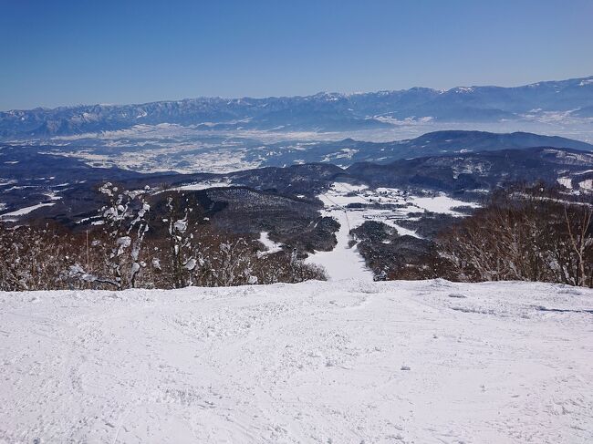 2月26日（土）<br />長野市内から一番近いスキー場の「いいづなリゾートスキー場」へ7年ぶりにスノーボードに行って来ました。<br />長野市内から車で30分で行けてしまいます。<br /><br />いいづなリゾートスキー場はマイナーですが、飯綱山の東斜面にある標高差600mの滑りごたえは十分の中規模スキー場です。<br />リフトも3本しかありませんが、第一クワッドリフトは1700mとロングリフトで効率がとても高いです。<br />写真の通り眺めも最高です。<br />実は横浜に住んでいた独身時代は何度も通っていたスキー場です。<br />立地、雪質、晴天率、そして空き具合など総合的に見てスノーボードをするには最高のスキー場だと思ってます。<br /><br />過去2年はコロナということもあり行けてなかった雪山でしたが、せっかく長野に転居したこともあり、更に今週から長野県民割で土日もリフト一日券が半額になることもあり、行ってみました。<br />