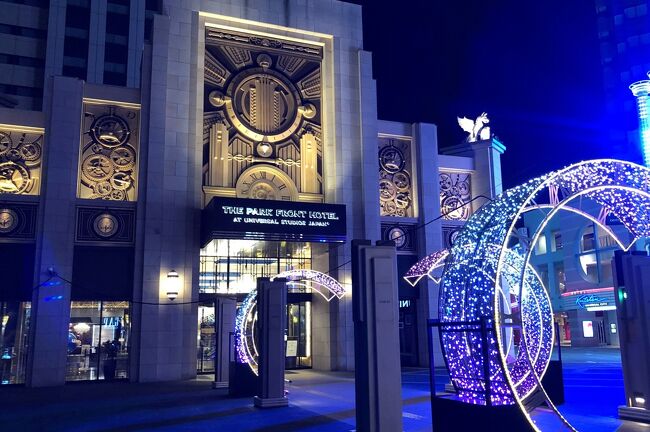 THE PARK FRONT HOTEL  <br />AT UNIVERSAL STUDIOS JAPAN<br /><br />緊急事態宣言が延長となり、まだ発令中だったのですが、<br />夫と２人でホテルスティだけならと、<br />ユニバーサルシティに行って来ました。<br /><br />6/1からUSJが平日のみ営業再開し、<br />周辺ホテルも5/31から一部ホテルのみ営業再開。<br /><br />営業再開特別プランというのがあり、USJがまだ休業している土日に行ってみました。<br /><br />たまっていたTポイントなどで支払ったので、<br />実質０円でした（笑）<br /><br />こんな人がいないユニバーサルシティウォークは初めて見ました。