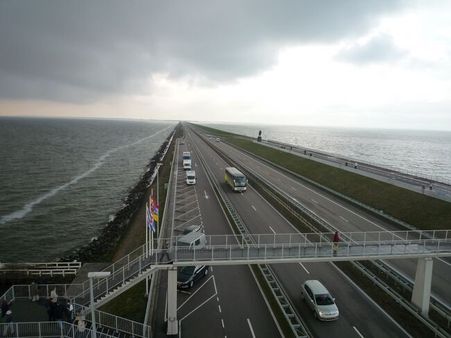 　２０１２年に４月にユーラシア旅行のツアー「花のベネルクス物語１５日間」の旅に参加しましたが、その１３日目には「レーワルデン市内観光」、アイセル湖とワッデン海の間に伸びる「大堤防」、そして首都のアムステルダムでレンブラントの“夜景”を所蔵する「国立ミュージアアム」と「ゴッホ美術館」を訪問しました。<br />　この旅行記は、これらの観光の模様を「花のベネルクス物語Ｎｏ．１３＜レーワルデン、大堤防、アムステルダム＞」としてお伝えします。<br /><br /><br />　＜巻頭写真は、アイセル湖とワッデン海の間に伸びる「大堤防」です。＞