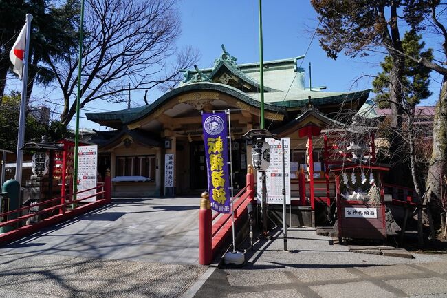 ９回目のそぞろ歩きは、四ツ谷駅から始めた。今回は、四ツ谷駅の西側にある若葉、須賀町界隈を歩いてみる。この界隈は、寺院と坂が織り成す街が広がっている。以前も歩き回ったことがあるのだが、久しぶりに散策してみることにしたのだ。時を経て歩いた若葉界隈は、新しい住宅が増えて街並みが変わってしまった場所も多かったが、変わらぬ景色にも出会え、懐かしさに浸る旅となった。<br /><br />（2022.03.01 投稿）