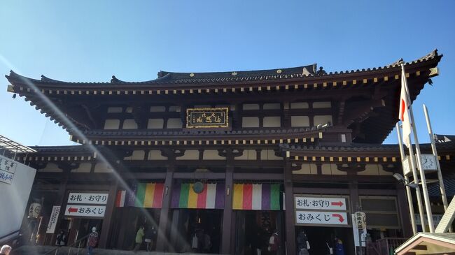 久しぶりに川崎駅を降りる。<br />今は横浜駅をしのぐと言っても良いほどのビックシティ。<br />昔の古い川崎が懐かしい。<br /><br />京急川崎駅を超えて市役所通りを歩く。<br />市役所を過ぎて左に入って何度か曲がると人気の中華料理店がある。<br /><br />食べログ百名店にも選出される「松の樹」<br />昼の11時半過ぎ。<br />店に入ると開店直後なのに早くも満席に近い。<br /><br />何とは小下がり?のようなフロアの席に座れた。<br />店頭のメニューで麻婆豆腐とあんかけが両方付くランチスペシャルにしようと決めていたので、生ビールとスペシャルを注文した。<br /><br />冷えたビールを飲んでいると、お膳が出てきた。<br />麻婆豆腐にあんなけにご飯にスープ。<br />小鉢やザーサイも付く超豪華版だ。<br /><br />ビールと料理を食べていると点心も出てきた。<br />どの料理も美味しい質と量を考えればリーズナブル。<br />これは人気なのが分かる。<br /><br />贅沢なランチ・昼飲みを満喫して店を出る。<br />店の前にある「稲毛神社」を参拝。<br /><br />敷地も広いし御朱印もいいし、目当てではなかったが、中々素晴らしい神社で参拝できた。<br /><br />ここから30分ほど歩いて川崎大師に向かう。<br />整然としたきれいな通りだが、工場地帯が見えるからかどことなく昔の川崎らしく懐かしい。<br /><br />ようやく川崎大師駅が見えてきた。<br />駅を超えて参道を行く。<br />この日は初大師だったので、人でも多い。<br /><br />参道にある「住?」で名物の久寿餅を購入。<br />これは楽しみだ。<br /><br />さすがに帰りは電車に乗ろう。<br />川崎大師駅から京急川崎駅へ。<br />京急川崎で降りて少し街をぶらつく。<br /><br />銀座通りにも美味しそうな店はあるが、この日は行きたい店が決まっている。<br />昭和の風情を残した人気店「丸大ホール」<br />既に午後2時を過ぎているにもかわらず満席。<br /><br />何とか奥にテーブル席があり座れた。<br />混雑して雑多な雰囲気。<br />これがいい。<br /><br />ビールを飲みながら白菜漬けや鯖塩焼きを食べる。<br />特に鯖塩焼きが旨い!<br />食堂だけあり料理の種類もたくさんあって、腰を据えて飲むにもいい。<br /><br />美味しい店2軒で昼飲みし、人気寺院と神社を参拝。<br />楽しい川崎日帰りの旅になった。