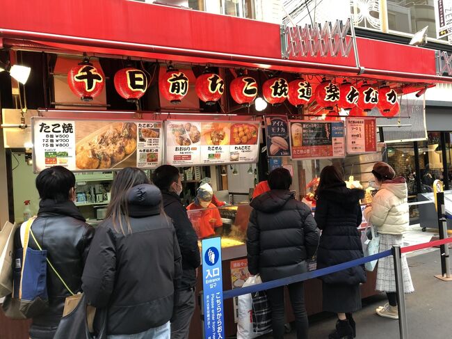 お好み焼きやたこ焼き等の粉ものがおいしいとされている大阪で多くの大阪人に支持されているたこ焼き店の一つが「たこ焼道楽 わなか 千日前 本店」です。お菓子屋さんとしてスタートした同店は、今は行列の出来るたこ焼き店として有名であり、ミシュランガイド大阪に３年連続掲載された実績のある実力店であります。<br /><br />外側はカリッとし、中はとろっとした食感は、多くの人がたこ焼きの理想形としてとらえています。大阪を中心に数店舗展開しているため、大阪の人には希少価値が下がったかもしれませんが、たこ焼きが大阪ほど一般化していない地域の人には、大阪観光をする際に利用してみたいお店の一つに挙げられます。<br /><br />去年の元旦になりますが、営業していたことを知り、同店のたこ焼きを食べてきました。