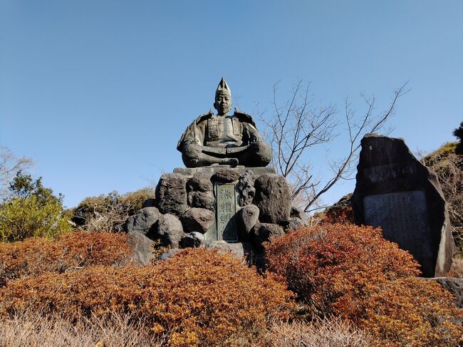 2月最後の日曜日、気温が上がり春を思わせる陽気の中、北鎌倉から亀ヶ谷の切通を抜け化粧坂から葛原岡神社、錢洗弁財天、佐助稲荷、妙本寺から小町大路沿いを、大河ドラマ「鎌倉殿の13人」にまつわる史跡を中心に鶴岡八幡宮までのんびり散歩しました。<br />2週間前に北鎌倉から海岸沿いを江の島まで38000歩歩いたら1.5キロの減量に成功したため、この日も期待して歩いたのですが28000歩歩いたにもかかわらず全然減量効果はありませんでした。残念！