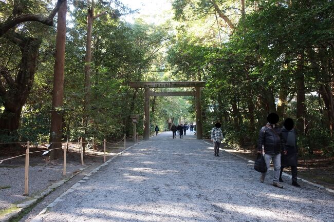 年末旅行は名古屋＆伊勢へ。計画では車で行く予定でしたが、１週間前の天気予報で雪になっているじゃないですかー！！。ノーマルタイヤの車では怖い・・・。急遽、新幹線と伊勢志摩ライナーを予約し、電車旅になりました。予報通り、名古屋では雪が積もっており、車じゃなくて良かったー。名古屋はずいぶん前に訪れたことはありますが、伊勢は初めて！。一番の目的はお伊勢参り。でも、名古屋でもしっかり観光しましたよ♪。観光、グルメと満喫してきました。今回は「伊勢神宮外宮へ！」編です。<br /><br />＜交通＞<br />　　新幹線　新横浜＝名古屋<br />　　伊勢志摩ライナー　名古屋＝伊勢市<br /><br />＜ホテル＞<br />　　１２/２６　ANAクラウンプラザホテルグランコート名古屋<br />　　１２/２７　伊勢外宮参道　伊勢神泉<br />　　１２/２８　伊勢シティホテルアネックス<br /><br />＜スケジュール＞<br />　　１日目　　新幹線で名古屋へ、熱田神宮へ、まるは食堂ラシック店でランチ、名古屋テレビ塔、名古屋城へ、ANAクラウンプラザホテルグランコート名古屋へ、昔の矢場とんでディナー<br /><br />　　２日目　　ガーデンコートで朝食ビュッフェ、伊勢志摩ライナーで伊勢市駅へ、赤福外宮特設店で休憩、伊勢神宮外宮へ