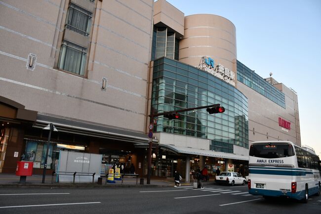 徳島へは、神戸から明石海峡大橋を渡って高速バスが便利です。山陽電車の舞子公園駅と西日本旅客鉄道神戸線の舞子駅から橋に上がるようになっています。淡路島を縦断して、二時間弱です。阿波の人形浄瑠璃を楽しんできました。<br /><br />