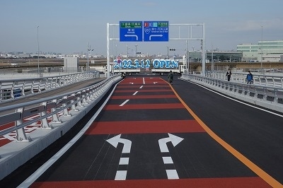 川崎市の殿町再開発地区「キングスカイフロント」と羽田空港をむすび、多摩川の最下流部に新設される<br />「多摩川スカイブリッジ」が、2022年3月12日（土）15時に開通します.<br />橋は羽田空港第3ターミナルのすぐ南側に接続。橋の頂上部から行く手を見下ろした真正面に、駐機する機体が間近に見え、その手前を東京モノレールが通過していきます。<br />　　　　 初めての体験です。<br /><br />　
