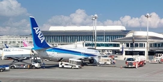 通算11回目の沖縄への夫婦シニア旅です。<br /> 毎回、沖縄へはテーマを決めて旅行に行ってます。<br /> 今回のテーマは、ANAプレミアムクラス往復搭乗と沖縄そば食べ比べにしました。<br /> 今年度、ANAアップグレードポイントが24ポイント付与され、8ポイントは羽田~那覇往復の一人旅に使用、あと16ポイント残っていました。<br /> プレミアムクラスへのアップグレード受付は、搭乗2日前の午前0時からです。一人旅でアップグレードしたときは、搭乗2日前まで予約便のプレミアムクラスが満席にならないかハラハラドキドキしたものです。ハラハラドキドキ感を楽しめる人には何ともないことですが、自分にとってはストレス以外の何ものでもありません。<br /> 何とかもっと早くアップグレードできないものか、ANA国内線の予約・変更・払戻の制度とアップグレードの概要を熟読しました。<br /> 試行錯誤した結果、ついに予約と同時にアップグレードできる方法を見つけました!<br /> ANAの制度に則ってアップグレードポイントを利用し、プレミアムクラスに往復搭乗した、初の夫婦シニア旅となりました。<br /> 沖縄そば食べ比べは、3泊4日の旅行で、ランチ4回沖縄そばを食べようというものです。<br /> 自分も妻も沖縄そばが好物なので、毎回の旅行で1回は沖縄そばを食べていましたが、4回は初めてです。<br /> 沖縄そばランキングのサイトをいくつか検索し、店を決めました。<br /> 行程を考え、名護「宮里そば」、恩納村「なかむらそば」、北谷「浜屋そば」、那覇「首里そば」を選びました。あくまでも行程順であって、ランキング順ではありません。<br /><br />●行程<br />2021.10.29(金)<br />・ANA467 羽田(8:30)→那覇(11:20)<br />・フジレンタカー 那覇営業所(10/29 12:00)~那覇営業所(11/1 13:30)<br />・名護「宮里そば」(昼食)<br />・午後「美ら海水族館」(観光)<br />・ヒルトン瀬底リゾート(泊)<br />2021.10.30(土)<br />・午前 瀬底ビーチ散策<br />・恩納村「なかむらそば」(昼食)<br />・ヒルトン北谷リゾート(泊)<br />2021.10.31(日)<br />・午前 美浜デポアイランド散策<br />・北谷「浜屋そば」(昼食)<br />・那覇 あぐー豚しゃぶしゃぶ「食彩酒房まつもと」(夕食)<br />・沖縄ハーバービューホテル(泊)<br />2021.11.1(月)<br />・午前 首里城(観光)<br />・那覇「首里そば」(昼食)<br />・ANA470 那覇(15:00)→羽田(17:25)