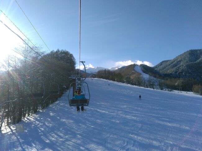 今年も乗鞍温泉のスキー場に来ましたl<br />例年になく今年は、週末の雪に恵まれました<br />車のスピードの出し過ぎには注意をして運転します<br /><br />高速道路を降りてから少し走ると道を塞いでいる車の傍らに倒れている運転手がいました<br />車を止めハザードをつけて急いで駆け寄り様子を見ると、なんとか運転手は自力で歩き始めました<br />もう一台、バンパーが壊れて路肩に止まっている車の横で手慣れた感じで救急車を呼んでいる運転手がいました<br />車を押し始めると、自分の車でけん引しましょうと申し出る人<br />駆け寄って車を押すのを手伝い始める人々<br />道路に散乱した車の部品を路肩に除ける人<br />俺が悪いと携帯で話す運転手を見守って上着を着せる人<br />交通整理を始める人<br />出発する車の中から運転手の容態を気遣って声をかける人<br />一つの目的に向かって何人もの人が知恵を出し合って動く姿を見ました<br /><br />どの人も今ここに一生懸命で無駄のない調和のとれた見事な動き<br />「スピードの出しすぎには注意して運転しなさいよ」<br />もう少し早く走っていたら自分だったかもしれない<br />ひとりひとりに人生があり、その人の目線に合わせて行動していけば全てがうまく回り始める<br />そんな事を感じさせる旅でした<br />