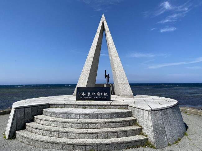ドラクエウォークのお土産、北海道の最後のひとつ稚内を攻略するため。<br />日本最北端ってのは昔から気になっていたので、ANAマイルでひとっとびしてきました。<br /><br />稚内空港への着陸アプローチはぐるぐると三回くらい旋回しながら着陸<br /><br />滞りなく、レンタカーを借りて早速最北端となる宗谷岬へ<br /><br />おお、ここが最北か。と感慨深げに<br />間宮林蔵さんの偉業に思いをはせ<br />ドラクエウォークのお土産も無事に入手して<br /><br />美味しいホタテラーメンを食べて<br />白い道を走って、稚内駅方面へ向かいます。