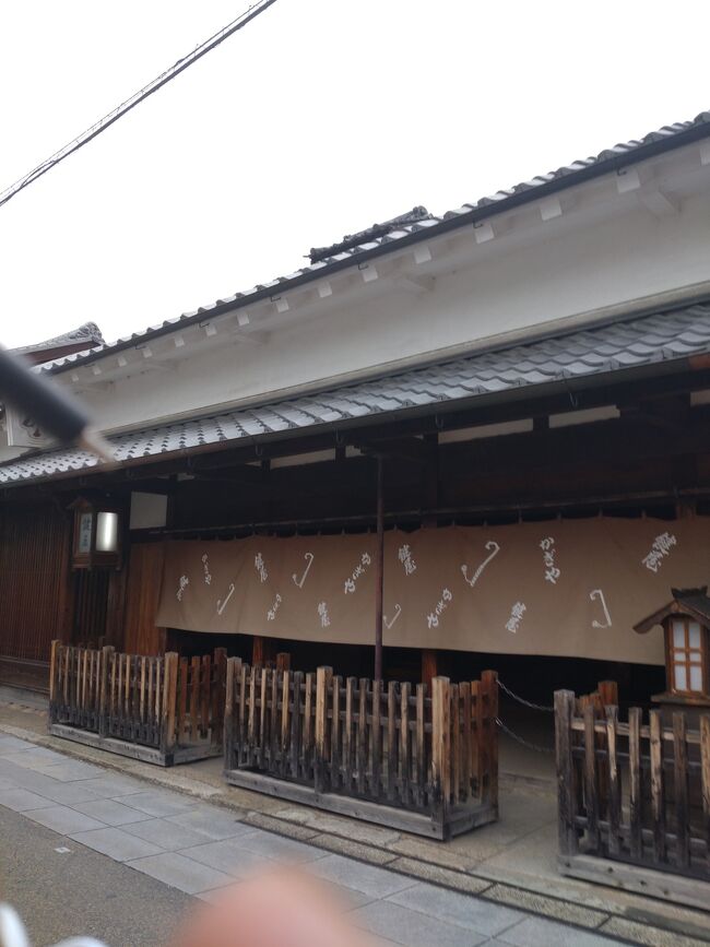 枚方市は西川に淀川が流れており、東には緑豊かな生駒山系の山々が囲まれている都市です。昔から人々が暮らしており、平安時代には貴族の遊猟地として知られ、江戸時代には京街道の宿場町として繁栄していました。また、枚方市には5つの大学があり、21世紀の新たなまちのイメージとして「学園都市」を目標としています。(枚方市参照)場所は京都府・奈良県との府県境に位置する人口は約40万人で大阪市、堺市、東大阪市に次いで府内第4位の人口でありましたが、2019年(令和元年)に人口40万人を割り豊中市に人口を抜かれた関係で現在では人口約39万人で府内第5位の人口の都市となっています。(Wikipedia参照)枚方市には日本で歴史が長い遊園地であるひらかたパーク、淀川の事が深く学べる淀川資料館などの観光スポットが盛りだくさんです。<br />今回は淀川資料館を訪問し、パンやからあげなどの美味しいグルメを満喫しました。<br />最後になりますが、私の旅行記を見て枚方市に行きたい及び枚方市の旅行の参考となれば幸いです。枚方市の旅行が皆様にとって忘れられない思い出になります事を心よりお祈り申し上げます。