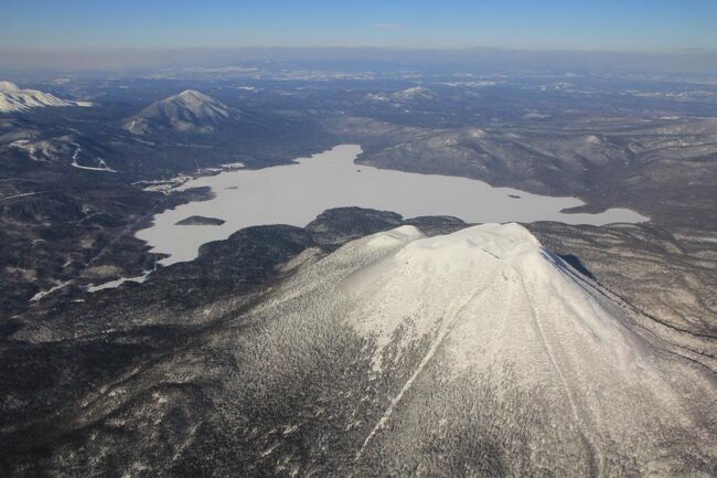 たった１泊２日で、北海道へ行って、<br />・豊頃町のジュエリーアイスを見る<br />・鶴居村のタンチョウツルを見る<br />・温泉に入って宿泊<br />・天然記念物オオワシを見る<br />・斜里町の天に続く道を見る<br />・オホーツクの流氷観光<br />・硫黄山の噴気を見る<br />全部やって来れるのか、忙しい旅に出た。<br /><br />使えそうな空港は、帯広（ジュエリーアイスに近い）、釧路（タンチョウツルに近い）、女満別（流氷に近い）なのだが、帯広と釧路は新型コロナ蔓延の為に減便運航で、朝一番の飛行機で行って、夜の最終便で帰ってくるという行程が組めない、もちろん最も飛行機選択の自由度が大きい新千歳は遠すぎて使えない、というわけで、女満別空港発着にした。