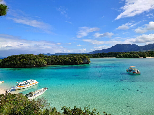 年末のひとときを暖かい石垣島で過ごしました。<br />ラグジュアリーリゾートでの滞在に重きを置いて、観光は川平湾と平久保崎の２か所のみという、ゆったりとした旅となりました。<br />名物の石垣牛に八重山そばなどグルメも存分に楽しめました。<br /><br />12/27　関空から石垣島へ（石垣泊）<br />12/28　川平湾、平久保灯台（石垣泊）<br />12/29　石垣島→関空