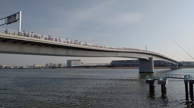 3月12日(土)多摩川スカイブリッジが開通すると先日天空橋へ仕事で行きましたときに知りました。<br /><br />羽田空港第三ターミナルから近い多摩川河口付近から川崎市側へ多摩川に架かる橋です。<br /><br />新しい橋なので地図にはなかなか記されていませんが、流石グーグルマップには記されていました。<br /><br />川崎側の最寄り駅は小島新田、京急の大師線の終点ということは?川崎大師が近い?地図をドラックするとありました。<br /><br />そのような訳でたまたま大森方面へ用事があったので用事を終え川崎へ出て京急大師線に乗り川崎側の橋の入口、最寄り駅小島新田へ向かいます。<br /><br />その前に川崎大師駅を通過しますので下車し川崎大師へお詣りと御朱印いただきに。<br /><br />お詣り土産はくずもち(久寿餅)が有名ですがどのお店もお客さんがいません。<br />家族にラインし食べますか~回答は「いりません」と言う訳でお土産は買いません。<br />私は食べたかったのですが~一人分は買えないので。<br />食べ歩きはありましたが~外ではいいかな?<br /><br />家族がいらないといった理由は他にあります。<br />明日の日曜は私がパンケーキ焼きます。<br />スィーツは家族にしてみればパンケーキの勝ちです(^_-)-☆<br />私のパンケーキは評判が良いのです~<br />裏技があります~<br />帰宅したらソーセージ、ホイップクリームが冷蔵庫に入っていました。<br />ソーセージは付け合わせです。<br />脱線して申し訳ございません。<br /><br />仲見世はしらけました(笑)<br />参道から境内方面へと道を進めます~飴を売る店舗がいくつかありました、包丁で飴を切って販売するのでしょうが、どの店舗もアルバイトらしき店員さんが片手に飴を持ち包丁で音を鳴らすだけで切っていません!!笑えます。<br />勿論意味ないので買いません。 <br />意味ないパフォーマンスは避けたいです。<br /><br />川崎大師は見ごたえあります。<br />本堂以外は写真OKなのが嬉しいです~<br />本堂は丁度お護摩の時間でしたので上がらせていただきお経を聞きました。<br />皆さん並んで奥へ回廊を進んでいますが~かなり密ですので本堂で手を合わせました。<br />御朱印をいただき家で眺めありがたみを感じています。<br /><br />多摩川スカイブリッジの開通が15時と川崎市のホームページで確認しましたので間に合うように川崎大師を出て、小島新田まで再度京急に乗ります。<br /><br />小島新田から多摩川スカイブリッジまで徒歩約15分、14:50に到着。あまり人がいないな~と思ったら!!!他にも行列!!!<br /><br />私は橋に向かい正面側、他の行列は橋に直角(川に沿って)。<br /><br />しかし15時ジャストの青信号は私側の列で先に橋を渡り始めます。<br /><br />ここが運命の分かれ道!!!<br /><br />赤信号で最初のグループでなかったら大変な密です。<br /><br />ラッキー<br />お詣りのご利益でしょうか?<br /><br />順調に渡り終えそのまま羽田空港第三ターミナル駅から帰宅しました。<br /><br />空港の見学は今日はパスです。<br /><br />開通するのですから今日でなくて良いのですが~天気が良く気温が高いと予報がありましたので出たついででしたので計画した次第です。<br /><br />※只今若干編集<br />地図を入れ替えました~<br />只今パンケーキ準備中<br />家族の希望はお昼に焼いてください<br />焼きあがったらお写真だけ追加します~<br />自己満足で<m(__)m>