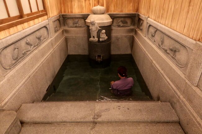 せっかくの道後温泉本館だが工事中(入浴はできるが混んでるってうわさだったし)では仕方がないので、代わりに別館の特別室なるものを予約して利用してみた。言ってみれば家族湯だが、本館の皇室専用浴室・又新殿を再現しただけのことはあり高貴な入浴体験を楽しめた。着衣の入浴は正直ちょっと気持ち悪かったけど、温泉そのものはとても気持ちいい<br /><br />道後温泉別館 飛鳥乃湯泉<br />https://dogo.jp/onsen/asuka<br /><br />