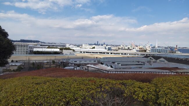 横浜みなとみらいを遠望する富岡の高台のある富岡総合公園にて浜空を偲ぶ