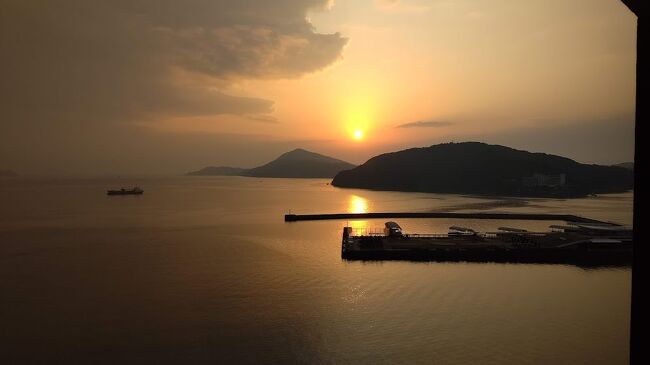 今年初の旅行は一泊で隣県へ海を眺めに行くことにしました。<br />数年行っていない伊勢神宮にも久々に行って古いお札やお守りを納めます。<br /><br />近場で客室から海を眺められる宿を探して見つけたのは鳥羽国際ホテル。<br />皇室や国賓の方々も訪れる老舗ホテルでフレンチが有名だそうで即決。<br /><br />クーポンやポイントを使ってお得にオーシャンビュースイートが予約出来ました。<br /><br />まだまだ自粛生活で会社と家の往復が続いていますが、気分転換とリフレッシュを目的に予定は詰め込まないのんびり旅行です。