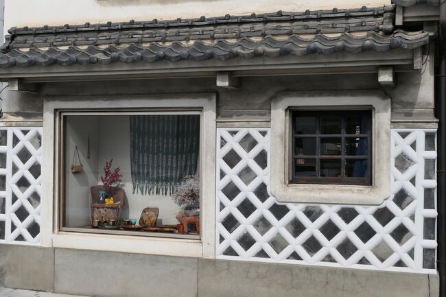 2022年2月11日-13日、冬の信州松本に行きました♪<br />温泉とグルメ、古城や古民家、雪景色をたっぷりと楽しんできました♪<br /><br />☆Vol.30 2月12日:松本♪<br />深い雪景色の中にある扉温泉明神館に連泊中。<br />今日は松本市内へ繰り出す。<br />山辺ワイナリー、旧山辺学校校舎、旧開智学校、松本城、なわて通り。<br />なわて通りから中町通りへ。<br />中町通りははじめて。<br />なまこ壁を持った白い蔵が並ぶ通り。<br />今は、ギャラリーショップやカフェが点在して、<br />観光スポットに変貌。<br />オシャレなショップは購買力をくすぐる。<br />センスのいい品揃えが多く、<br />思わずの掘り出し物に出会える。<br />ゆったりと歩いて眺めて♪