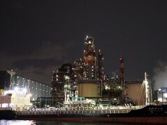 海上から眺める京浜工場地帯の夜景は素晴らしい。