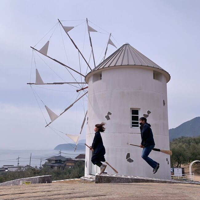 過去に一人旅で来島した小豆島。今回の旅ではまったく予定に組み込んでいなかった。しかし春がすみとはいえ好天なら海を渡るのも気持ちがいいはず。そこで岡山観光(後楽園・吉備津神社・旧閑谷学校)などはすべてパスして、急きょ小豆島行きのフェリーに乗り込んだ。妻もそっちのほうがいいって言うし。これが正解かと問われると自信はないが、女子旅中のお嬢さんたちのおかげで、年甲斐もなく飛べたのは何よりの収穫だったかもしれない(笑)