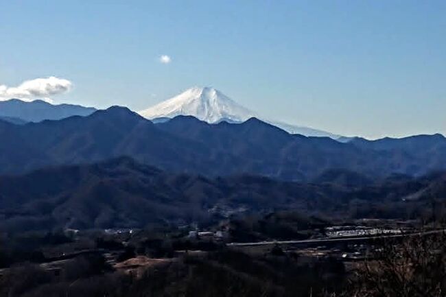 2022.01.22、山梨県上野原市の「5座」を縦走して来ました。<br />アクセスは「電車」と「バス」です！<br />「5座」とは、「尾続(おづく)山」、「実成(みなし)山」、「コヤシロ山」、「風の神様」、「要害山」です。<br />いずれも「富士山」の展望が素晴らしかったです！<br />特に「コヤシロ山」の山頂は、展望が大きく開け、感動する美しさでした。<br />何でも山の地権者の了解を得て、以前は全く展望がなかった山を、「富士山方向」の樹木を伐採したそうです。<br />特段自然を破壊した感じもないので、とてもいい山の管理方法だと思います。<br />「富士急バス」も「要害山～尾続(おづく)山」の登山をPRしていることから、今後人気が出る山だと思います！<br /><br />【注】ルート全体に「道標」や「案内看板」がしっかりしています。<br /><br />◆写真は、「コヤシロ山」山頂からの「富士山」です。