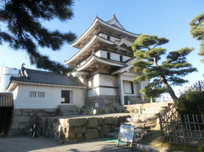 香川遠征、初日の丸亀に続き、二日目は高松です。<br />屋島を堪能した後は、日本百名城の高松城へ。<br />水手御門が残っているのは高松城のみと聞いていたので、その水手御門をじっくり見たいなぁと思っていたら、月見櫓は日曜日のみ中を見られると知り、慌ただしく楽しく見学しました。水手御門は、参勤交代で城主がここから舟で出発していたそうです。そんなお城、たしかに珍しいですよね。<br /><br />