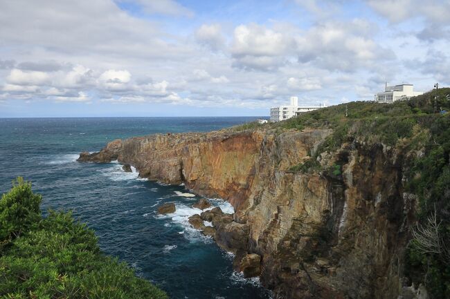 南紀白浜にある「円月島」の海蝕洞の中に沈みゆく太陽が通る時期が、春分の日と秋分の日の前後数日間と聞き、南紀白浜行く事にしました。<br />二日目は白浜定番の絶景地、白良浜、三段壁、千畳敷を廻りましたり。ついでにお土産を買いに「とれとれ市場」に寄り、ついてにドーム方のコテージを見てきました。