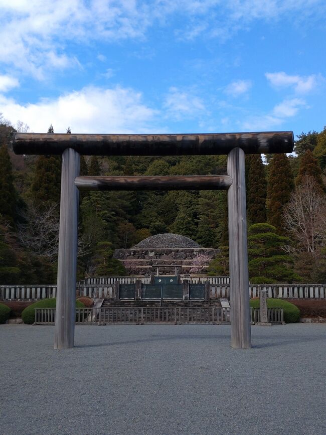 昨年は東京の郊外の日光東照宮や鎌倉などを訪問したため、今回は東京近郊の旅をしました。だいたい電車で１時間位で行ける名所を訪問。特に初日は新宿から西方にある高尾や日野を訪問しました。中央快速で行くと１時間もかからず行ける身近な場所でした。昨年は久能山東照宮、日光東照宮や明治神宮などに参拝にしている関係で、今度は武蔵野凌(むさしののみささぎ)へ。<br />その後に「新選組」のゆかりの地である日野へ向かいました。<br /><br /><br />ロシアのウクライナ侵攻が３週目になり日々のニュースで欠かせない物になっている時に、１６日には東北で震度6強を観測し、東北新幹線が脱線し復旧作業が急いで行われている状態でした。そのため国内外のニュースに注意を払いながらの弾丸旅行となりました。<br />