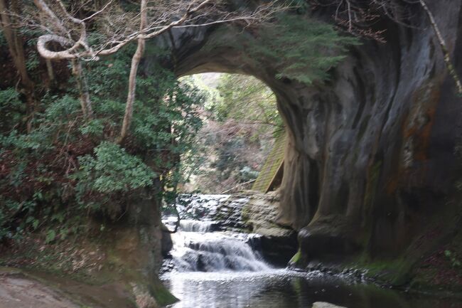 君津市にある濃溝の滝と久留里城に行ってきました<br />お彼岸前後の早朝には映え写真が撮れると言われる濃溝の滝ですが､東京から公共交通機関を使うとこの時間には辿り着けない<br />少しでもその時間に近づけるように早朝1番の高速バスで行っては見ましたが…<br />その後バスは同じ君津市内の久留里を通り袖ヶ浦へ<br />で､再び久留里に戻ってきました<br /><br />【表紙の写真】濃溝の滝