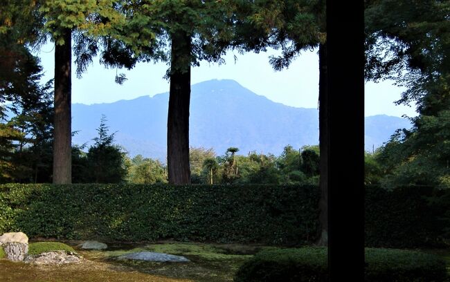 冒頭の写真は、京都の借景庭園、円通寺<br />比叡山を借景として利用している庭園の中で、最も雄大さを感じるのが円通寺の枯山水庭園です。<br /><br />11/3(金) 東京⇒京都<br />西本願寺(お西さん)、祇園、夕食：ごはんや 蜃氣楼<br />ホテルフジタ京都泊<br />11/4(土) <br />昼食：西源院（湯豆腐）、光悦寺、円通寺<br />夕食：はふう<br />ホテルフジタ京都泊<br />11/5(日) 京都⇒東京<br />昼食：半兵衛麩<br /> <br />