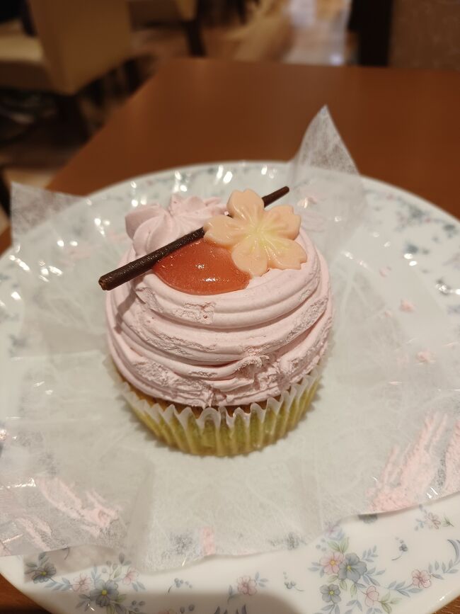 数週間前に来たばかりですが、新発売の桜のケーキが食べたく再訪。