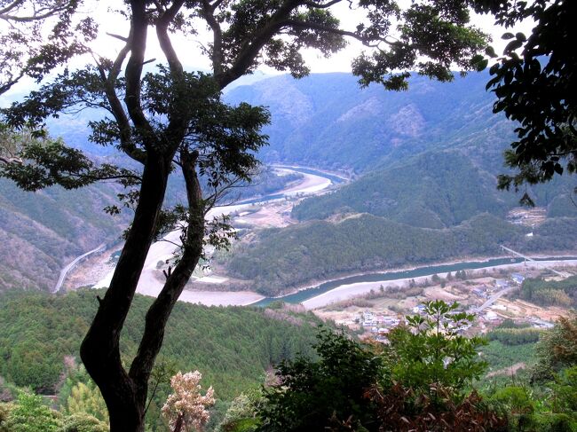 四国八十八ヶ所巡り、4日目は徳島県勝浦町にあり、難所として知られる鶴林寺をお参りします。このほか、徳島の名刹で「阿波の法隆寺」とも称される丈六寺、世界にも知られるようになった「ビッグひな祭り」を訪ねました。人形文化交流館から3km以上の遍路道を歩いた先には、素晴らしい眺め、歴史ある札所が待っていました。